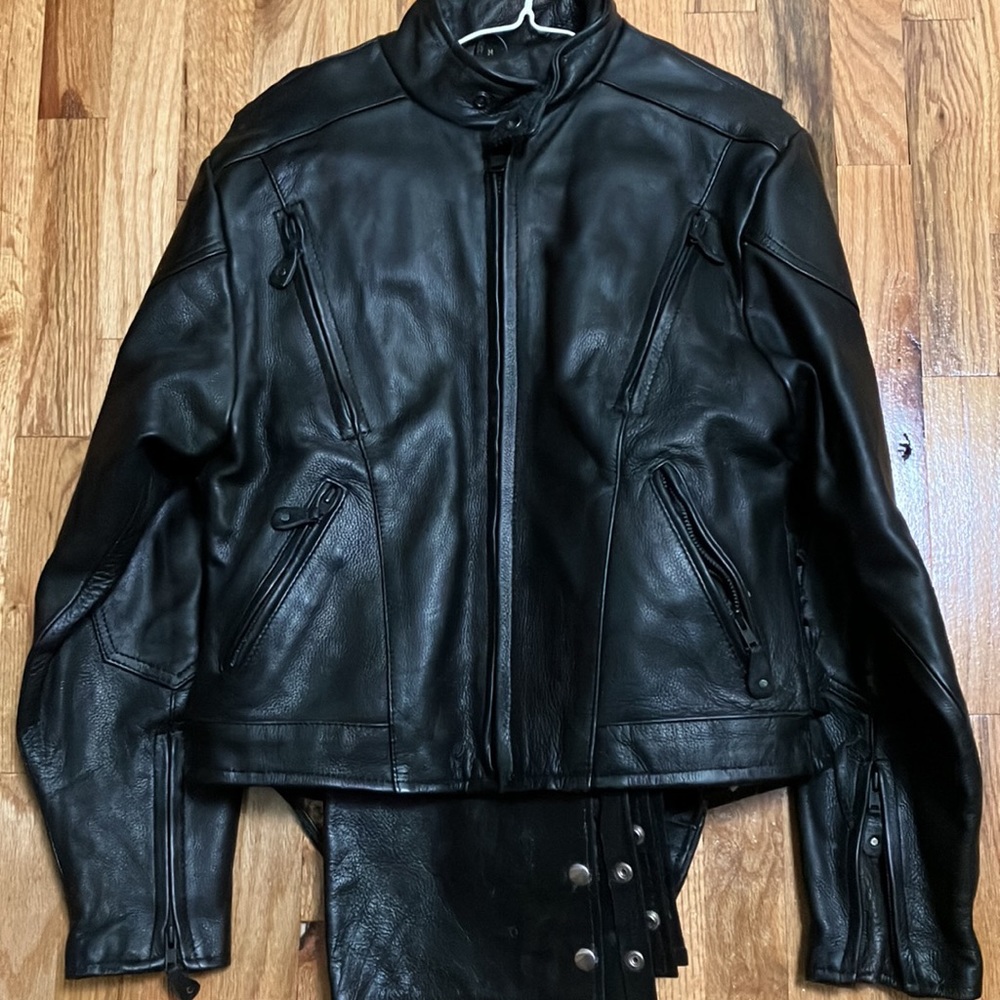 Woman M black leather motorcycle jacket with Removable quilted liner.
